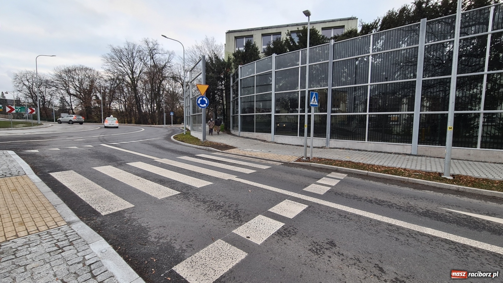 Zdjęcie w galerii na portalu naszraciborz.pl: Nowe rondo przy Mechaniku. Policja nie odnotowała żadnych zdarzeń wiadomości z regionu