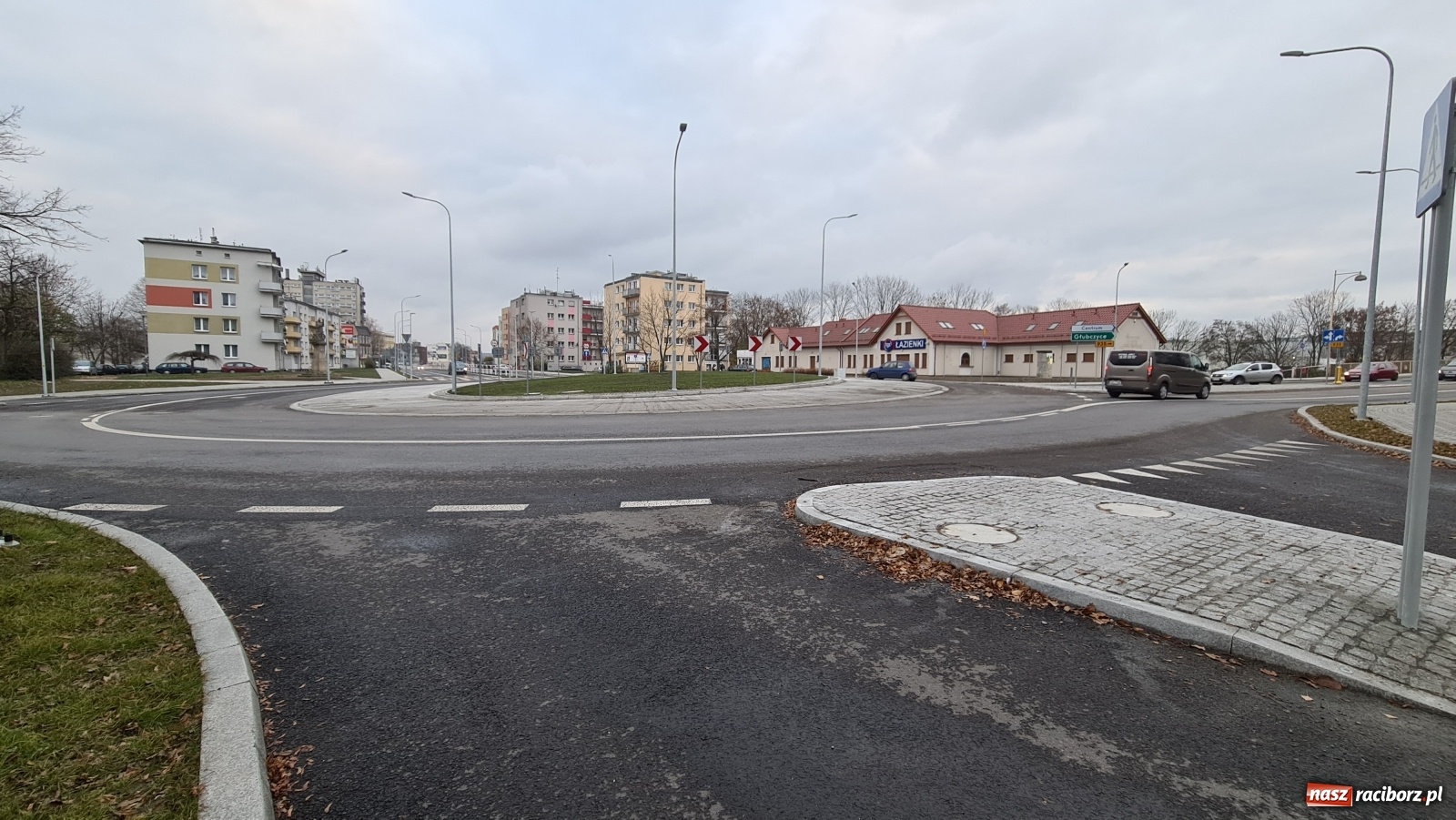 Zdjęcie w galerii na portalu naszraciborz.pl: Nowe rondo przy Mechaniku. Policja nie odnotowała żadnych zdarzeń wiadomości z regionu