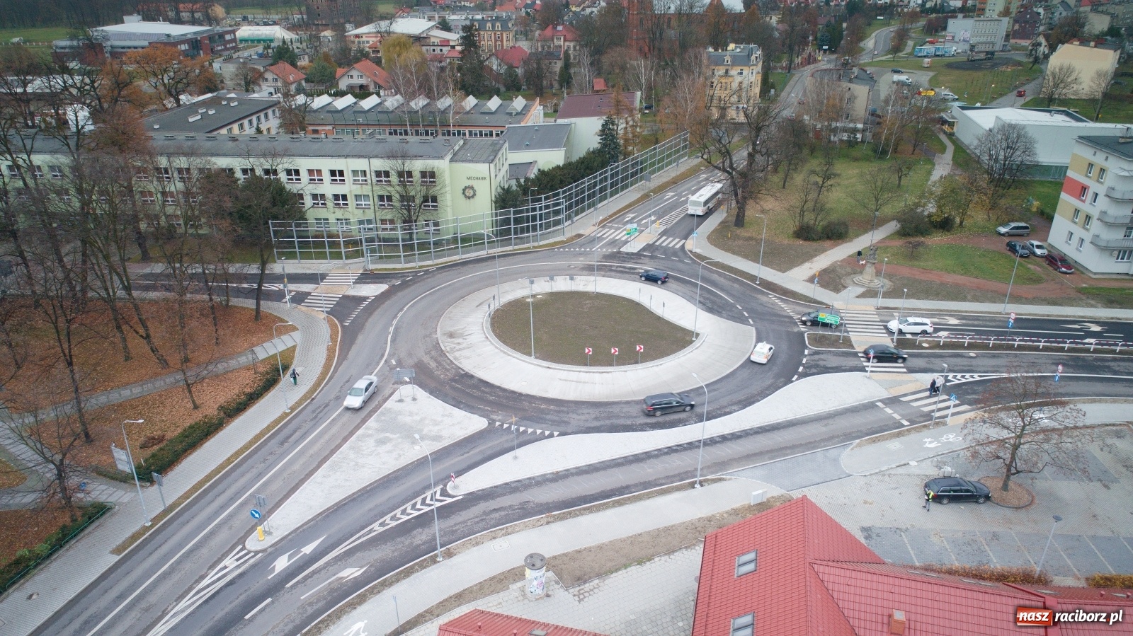 Zdjęcie w galerii na portalu naszraciborz.pl: Nowe rondo przy Mechaniku. Policja nie odnotowała żadnych zdarzeń wiadomości z regionu