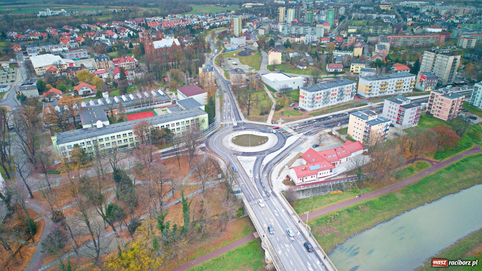 Zdjęcie w galerii na portalu naszraciborz.pl: Nowe rondo przy Mechaniku. Policja nie odnotowała żadnych zdarzeń wiadomości z regionu