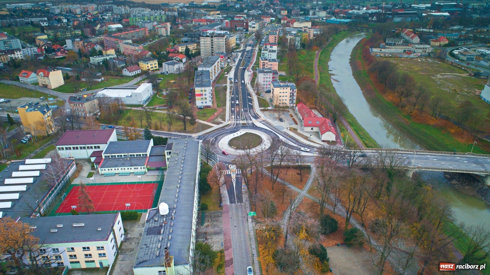 Zdjęcie w galerii na portalu naszraciborz.pl: Nowe rondo przy Mechaniku. Policja nie odnotowała żadnych zdarzeń wiadomości z regionu