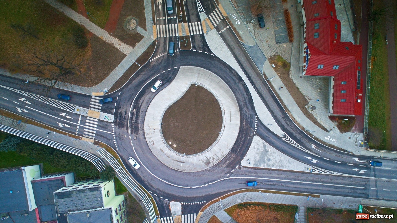 Zdjęcie w galerii na portalu naszraciborz.pl: Nowe rondo przy Mechaniku. Policja nie odnotowała żadnych zdarzeń wiadomości z regionu