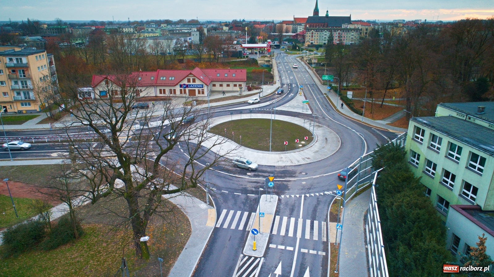 Zdjęcie w galerii na portalu naszraciborz.pl: Nowe rondo przy Mechaniku. Policja nie odnotowała żadnych zdarzeń wiadomości z regionu
