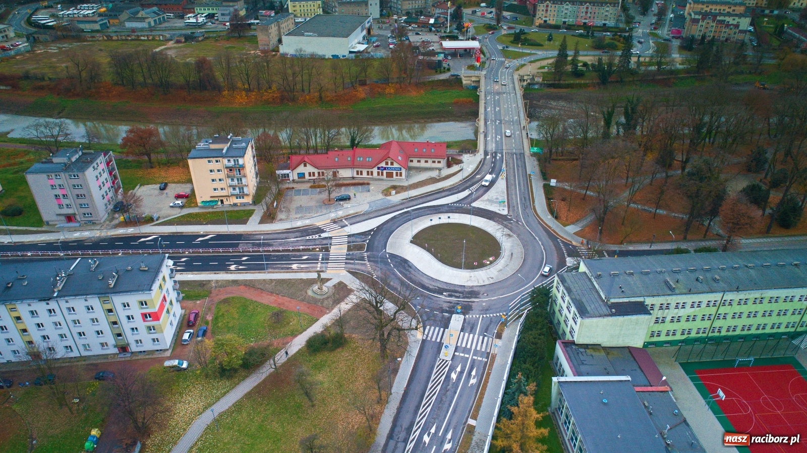 Zdjęcie w galerii na portalu naszraciborz.pl: Nowe rondo przy Mechaniku. Policja nie odnotowała żadnych zdarzeń wiadomości z regionu
