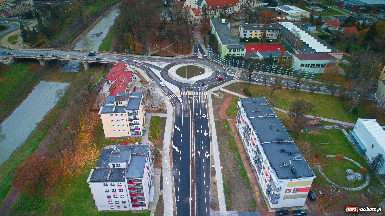 Zdjęcie w galerii na portalu naszraciborz.pl: Nowe rondo przy Mechaniku. Policja nie odnotowała żadnych zdarzeń wiadomości z regionu