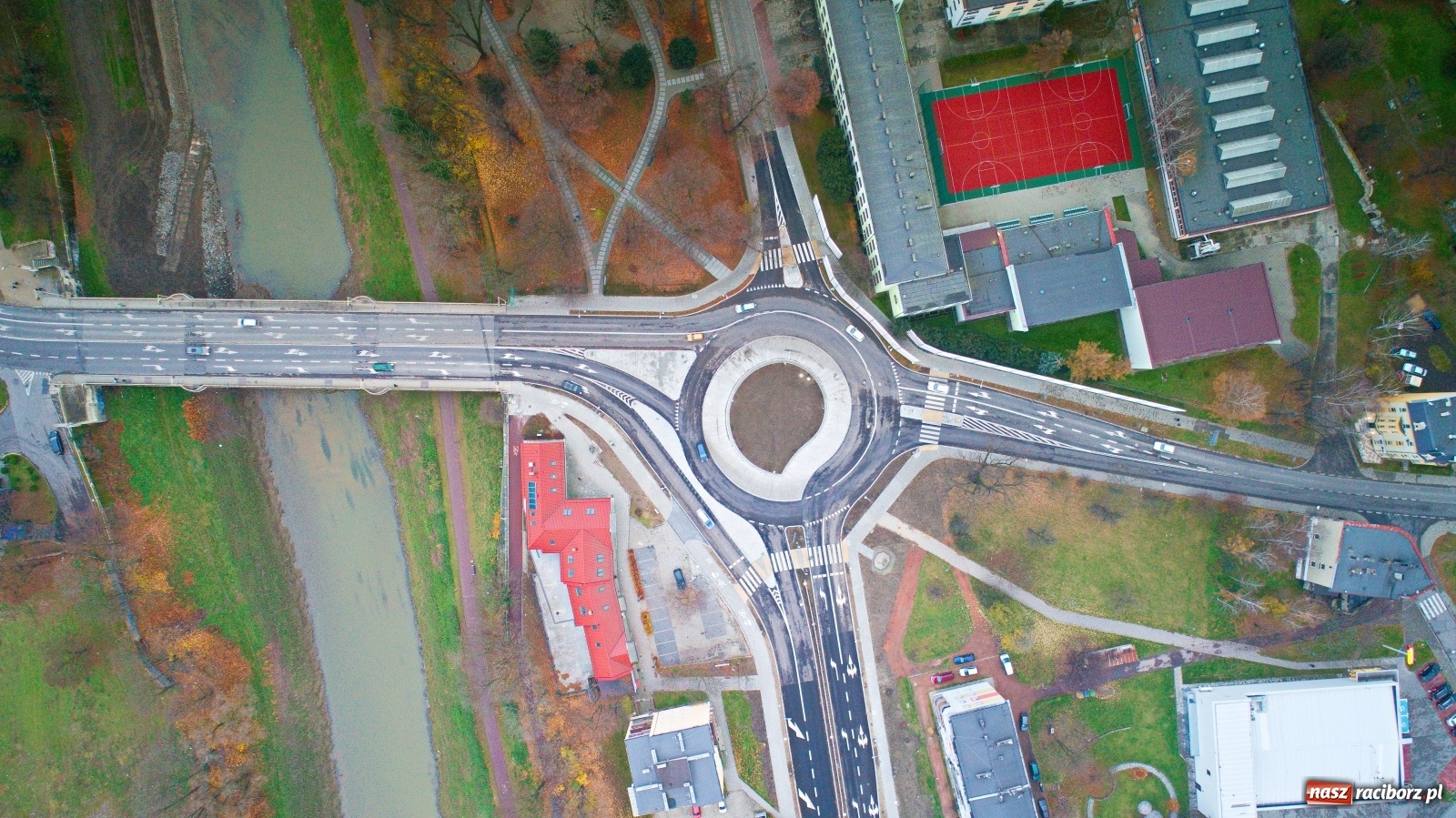 Zdjęcie w galerii na portalu naszraciborz.pl: Nowe rondo przy Mechaniku. Policja nie odnotowała żadnych zdarzeń wiadomości z regionu