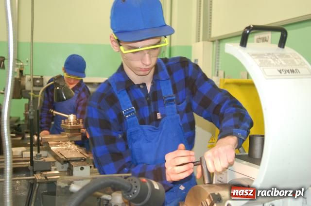 Zdjęcie w galerii na portalu naszraciborz.pl: Absolwent szyty na miarę wiadomości z regionu