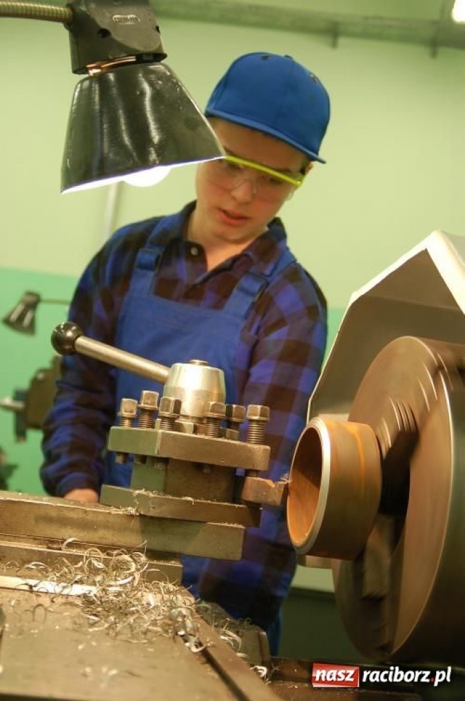 Zdjęcie w galerii na portalu naszraciborz.pl: Absolwent szyty na miarę wiadomości z regionu