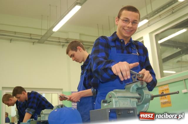 Zdjęcie w galerii na portalu naszraciborz.pl: Absolwent szyty na miarę wiadomości z regionu