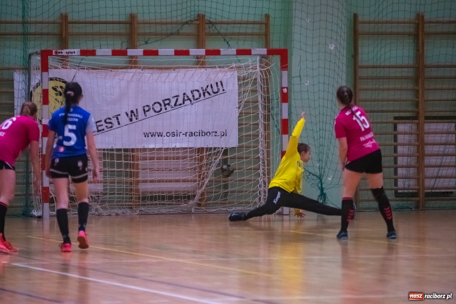 Zdjęcie w galerii na portalu naszraciborz.pl: Piłka ręczna. Kolejny horror z udziałem pietrowickiego Startu [FOTO i WIDEO] wiadomości z regionu