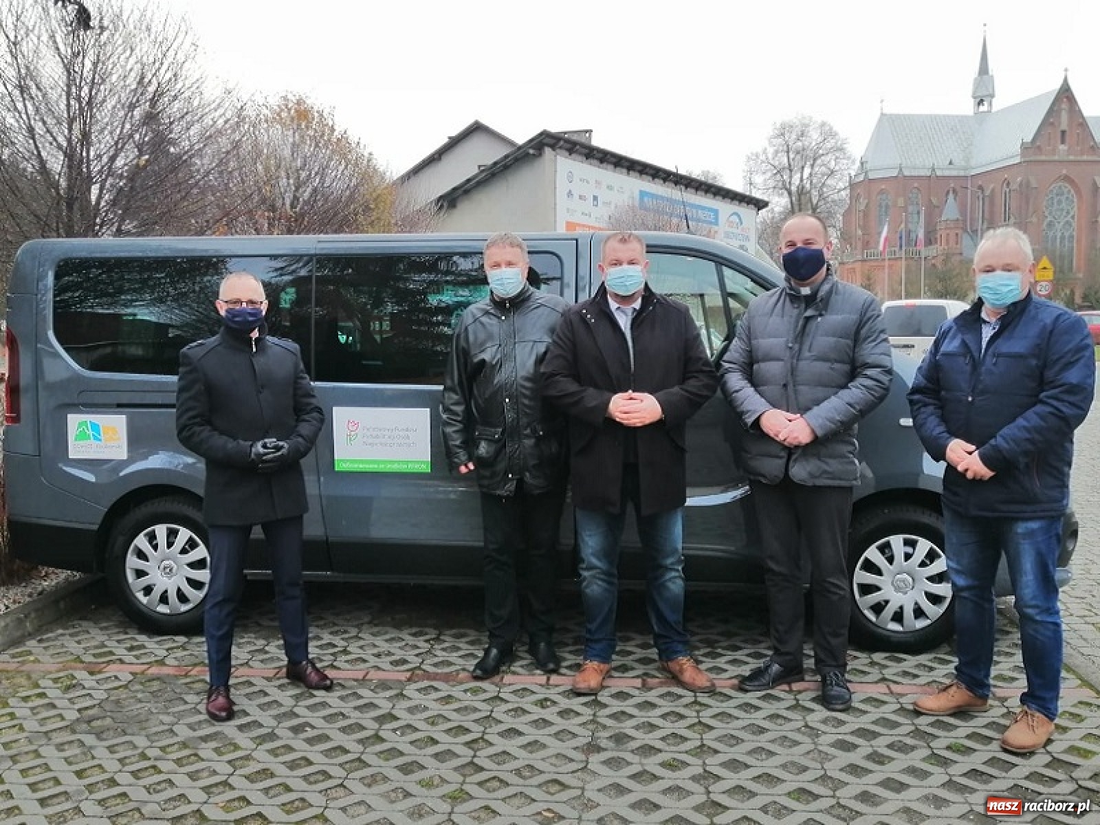 Zdjęcie w galerii na portalu naszraciborz.pl: Nowy samochód dla świetlicy środowiskowej Nadzieja w Raciborzu wiadomości z regionu