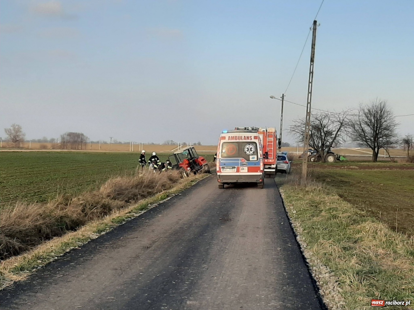 Zdjęcie w galerii na portalu naszraciborz.pl: Tragedia w Bieńkowicach. Nie żyje 63-letni traktorzysta. 20 tys. zł strat na Warszawskiej wiadomości z regionu