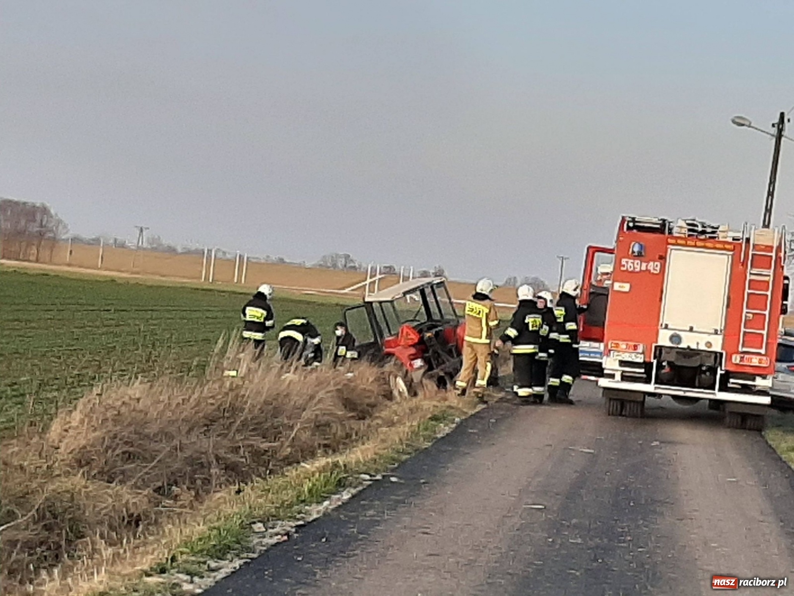 Zdjęcie w galerii na portalu naszraciborz.pl: Tragedia w Bieńkowicach. Nie żyje 63-letni traktorzysta. 20 tys. zł strat na Warszawskiej wiadomości z regionu