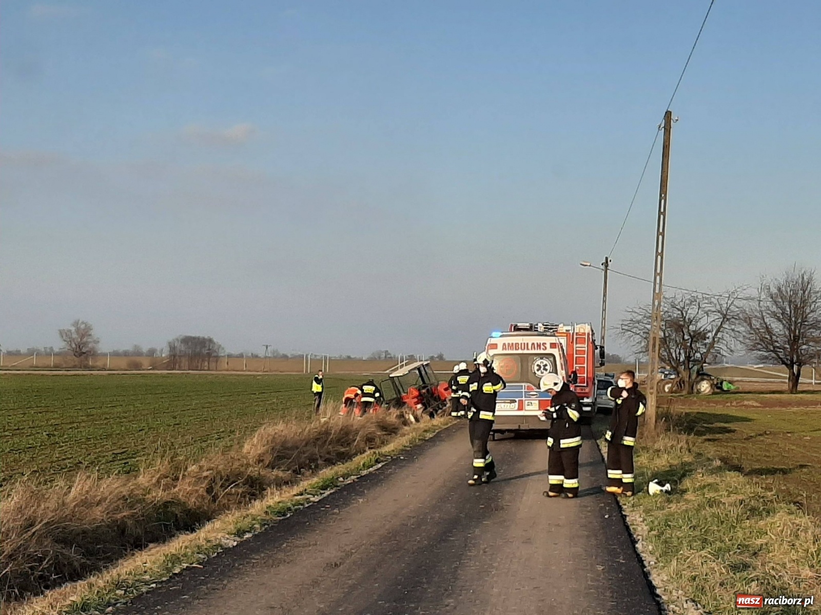 Zdjęcie w galerii na portalu naszraciborz.pl: Tragedia w Bieńkowicach. Nie żyje 63-letni traktorzysta. 20 tys. zł strat na Warszawskiej wiadomości z regionu