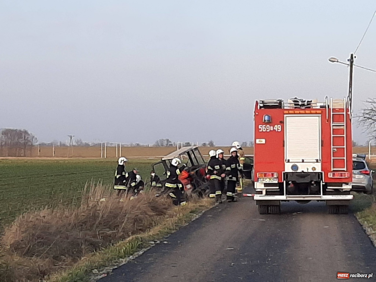 Zdjęcie w galerii na portalu naszraciborz.pl: Tragedia w Bieńkowicach. Nie żyje 63-letni traktorzysta. 20 tys. zł strat na Warszawskiej wiadomości z regionu