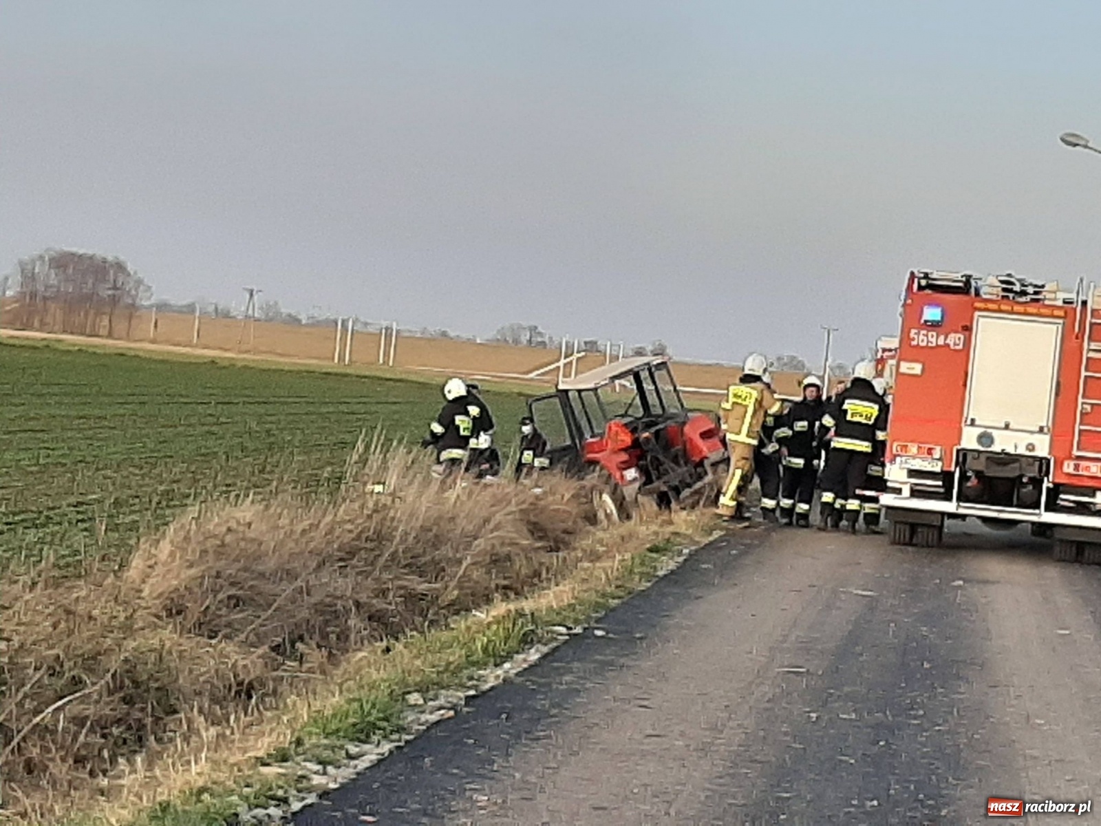 Zdjęcie w galerii na portalu naszraciborz.pl: Tragedia w Bieńkowicach. Nie żyje 63-letni traktorzysta. 20 tys. zł strat na Warszawskiej wiadomości z regionu