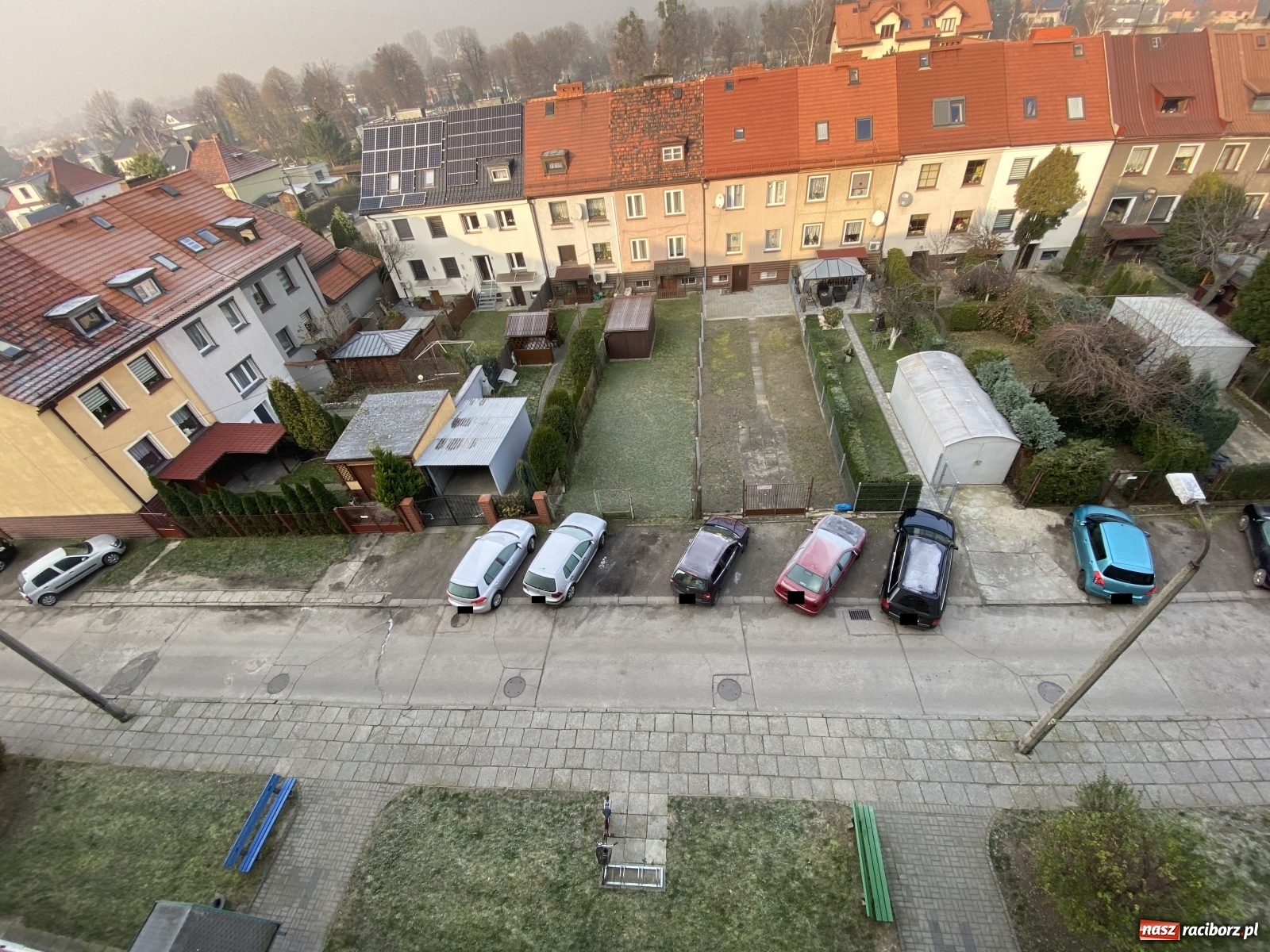 Zdjęcie w galerii na portalu naszraciborz.pl: Interwencja na Orzeszkowej. Nie wszyscy dostali mandat. Rzecznik policji wyjaśnia wiadomości z regionu