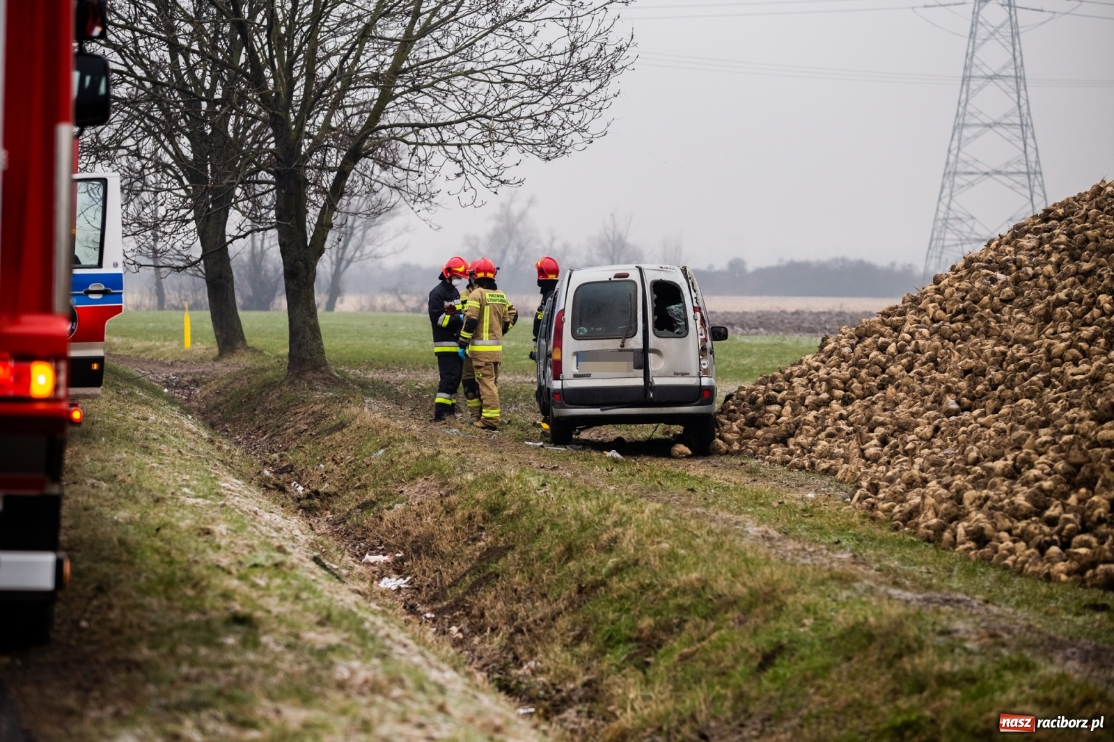 Zdjęcie w galerii na portalu naszraciborz.pl: Trudna sytuacja na drogach. Zdarzenia w Ciechowicach i Krowiarkach wiadomości z regionu