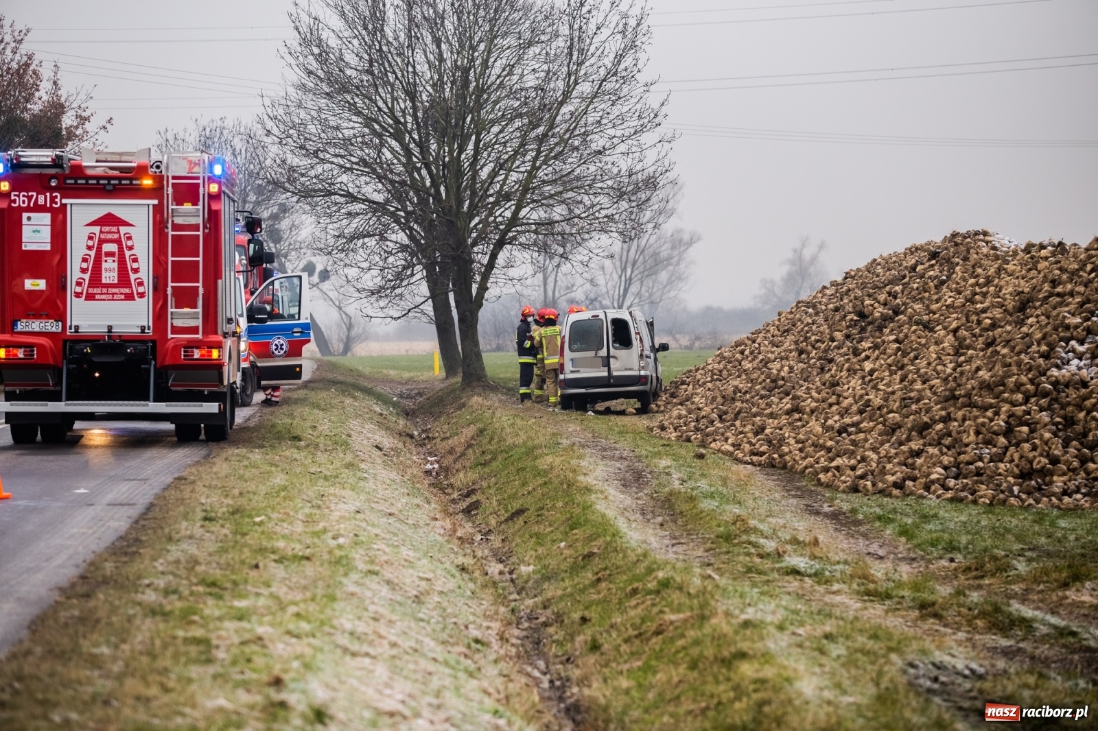 Zdjęcie w galerii na portalu naszraciborz.pl: Trudna sytuacja na drogach. Zdarzenia w Ciechowicach i Krowiarkach wiadomości z regionu