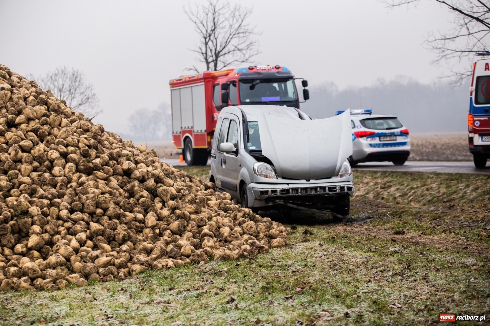 Zdjęcie w galerii na portalu naszraciborz.pl: Trudna sytuacja na drogach. Zdarzenia w Ciechowicach i Krowiarkach wiadomości z regionu