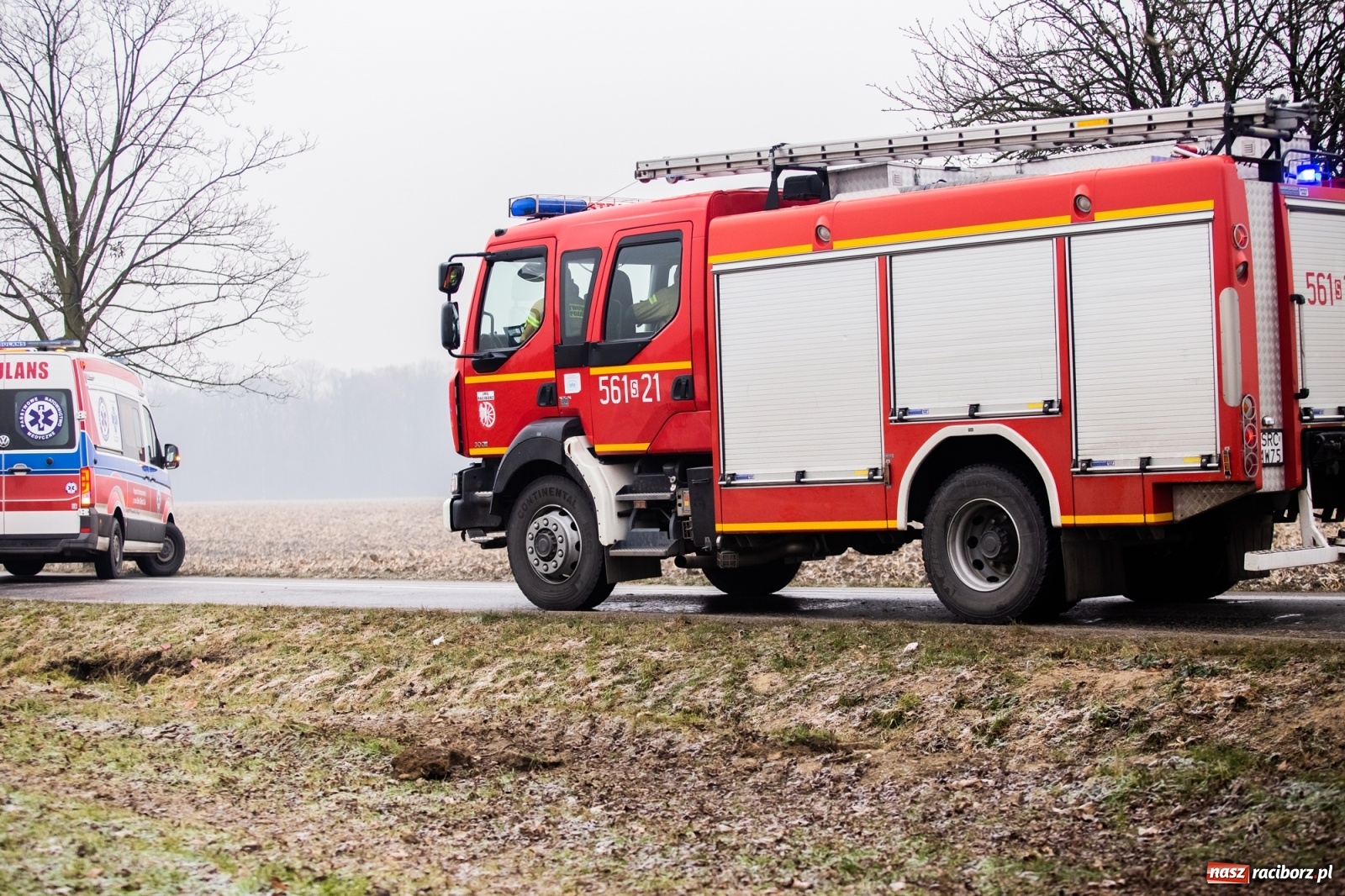 Zdjęcie w galerii na portalu naszraciborz.pl: Trudna sytuacja na drogach. Zdarzenia w Ciechowicach i Krowiarkach wiadomości z regionu