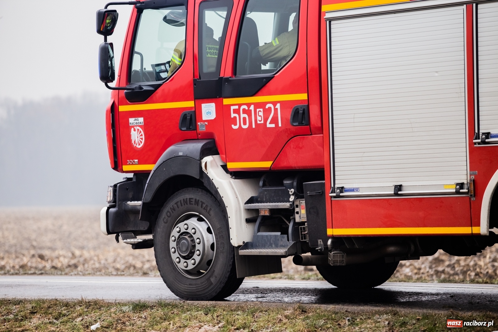 Zdjęcie w galerii na portalu naszraciborz.pl: Trudna sytuacja na drogach. Zdarzenia w Ciechowicach i Krowiarkach wiadomości z regionu