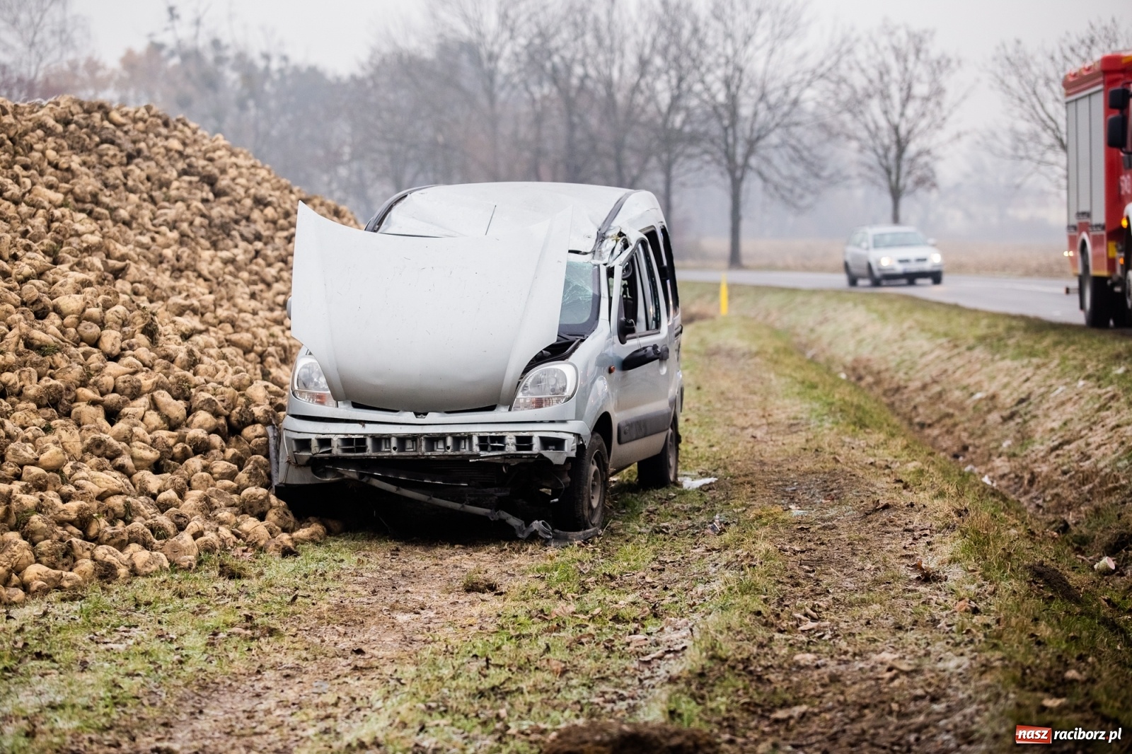 Zdjęcie w galerii na portalu naszraciborz.pl: Trudna sytuacja na drogach. Zdarzenia w Ciechowicach i Krowiarkach wiadomości z regionu