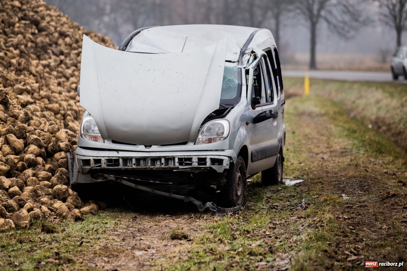 Zdjęcie w galerii na portalu naszraciborz.pl: Trudna sytuacja na drogach. Zdarzenia w Ciechowicach i Krowiarkach wiadomości z regionu