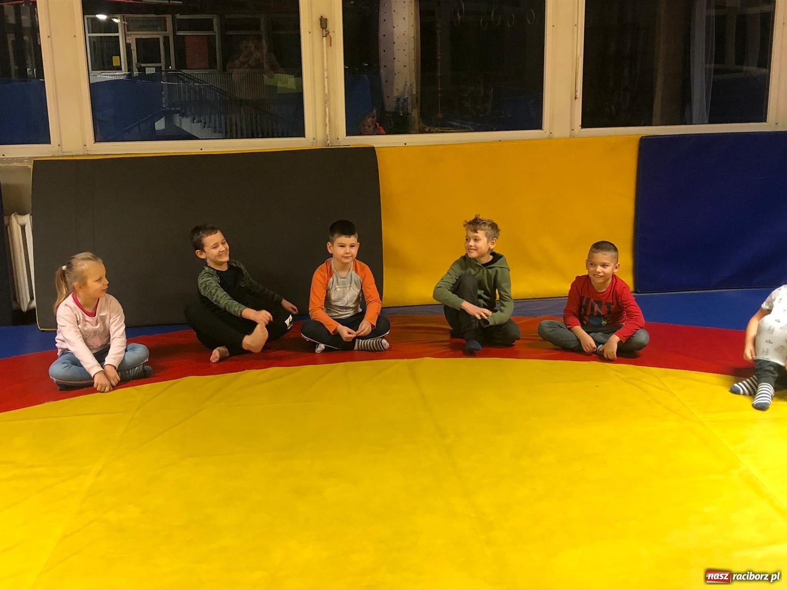 Zdjęcie w galerii na portalu naszraciborz.pl: Zajęcia profilaktyczne dla dzieci w Klubie Łamator wiadomości z regionu