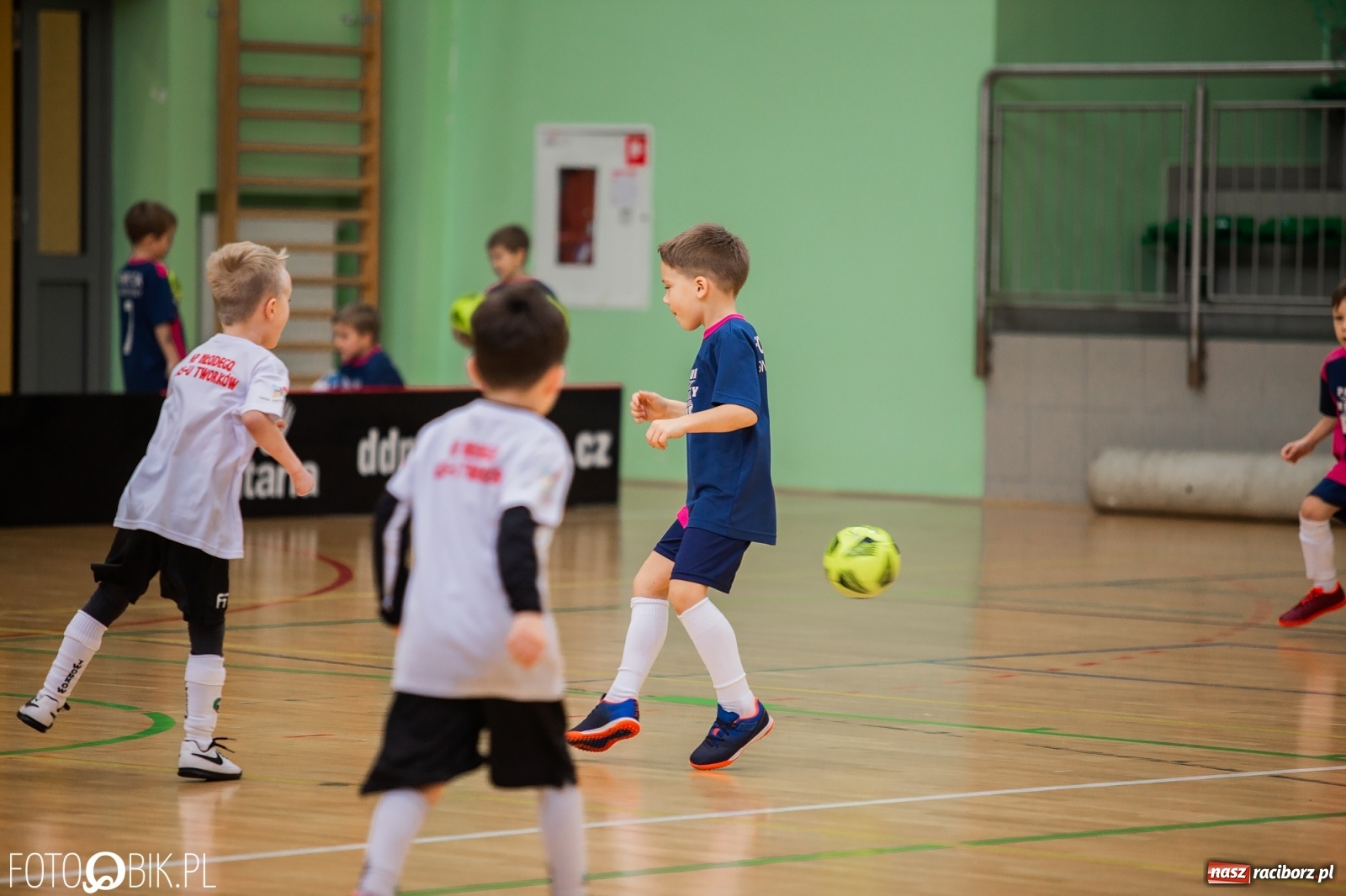Zdjęcie w galerii na portalu naszraciborz.pl: Mikołajkowy Turniej Piłkarski dla dzieci w Arenie Rafako wiadomości z regionu