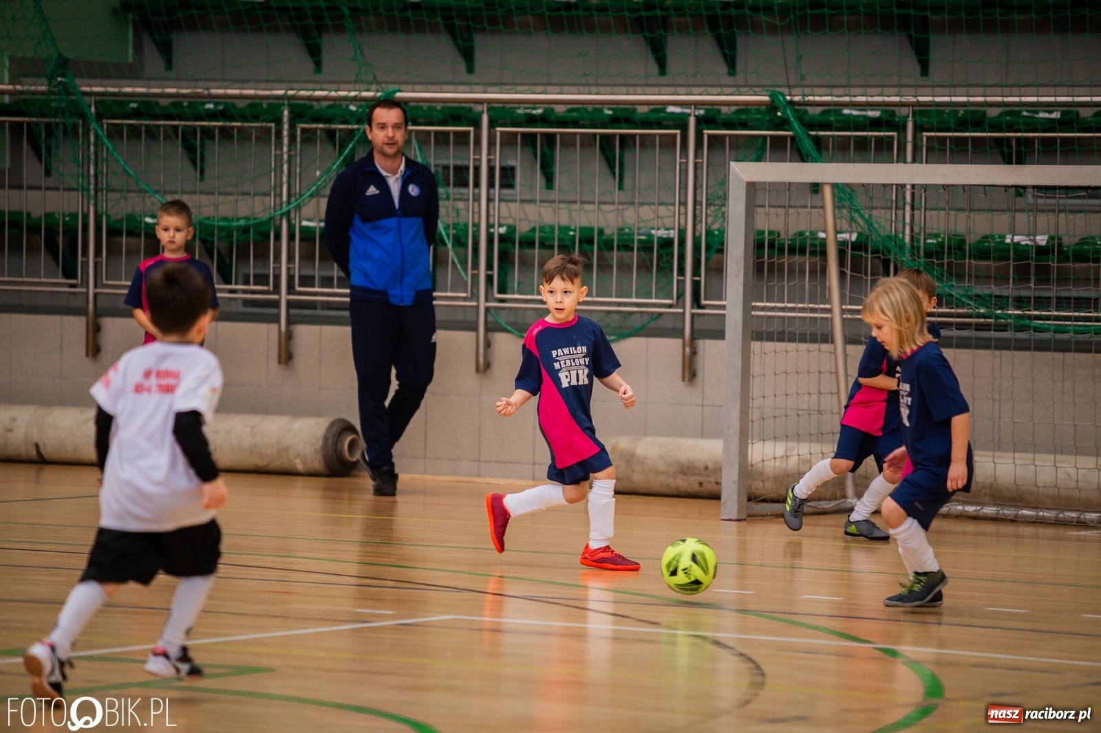 Zdjęcie w galerii na portalu naszraciborz.pl: Mikołajkowy Turniej Piłkarski dla dzieci w Arenie Rafako wiadomości z regionu