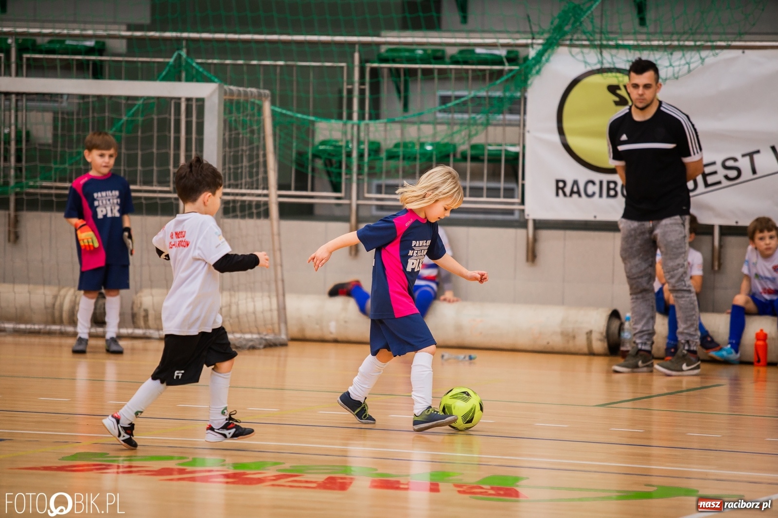 Zdjęcie w galerii na portalu naszraciborz.pl: Mikołajkowy Turniej Piłkarski dla dzieci w Arenie Rafako wiadomości z regionu
