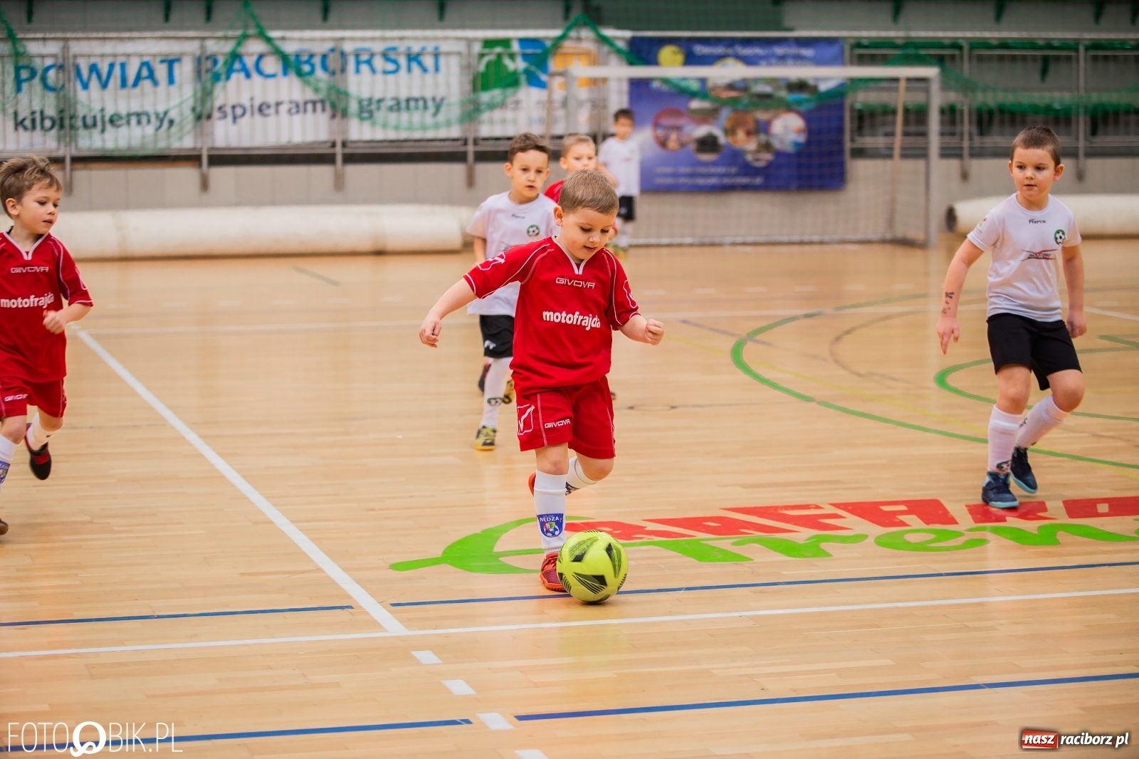 Zdjęcie w galerii na portalu naszraciborz.pl: Mikołajkowy Turniej Piłkarski dla dzieci w Arenie Rafako wiadomości z regionu