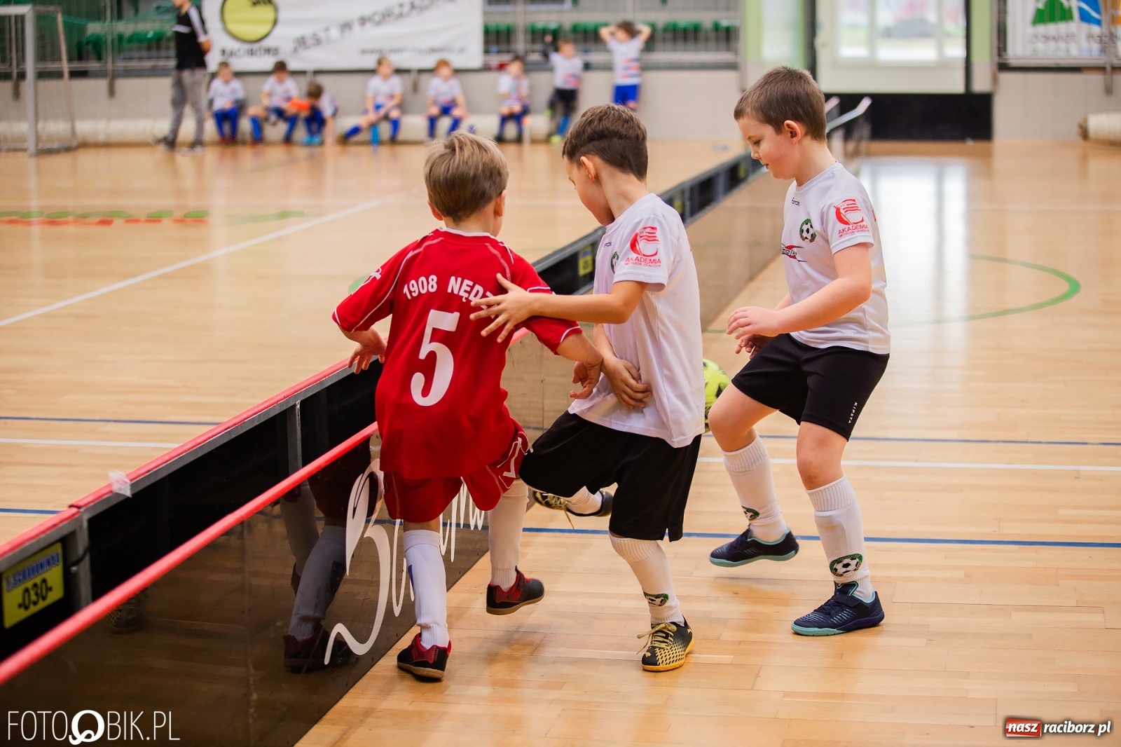 Zdjęcie w galerii na portalu naszraciborz.pl: Mikołajkowy Turniej Piłkarski dla dzieci w Arenie Rafako wiadomości z regionu