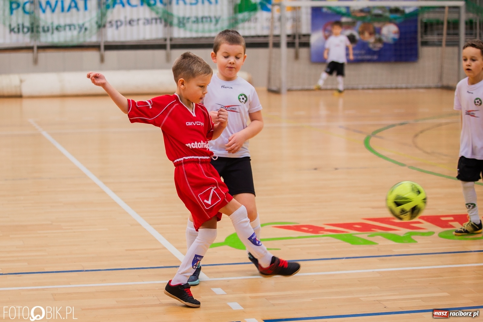 Zdjęcie w galerii na portalu naszraciborz.pl: Mikołajkowy Turniej Piłkarski dla dzieci w Arenie Rafako wiadomości z regionu