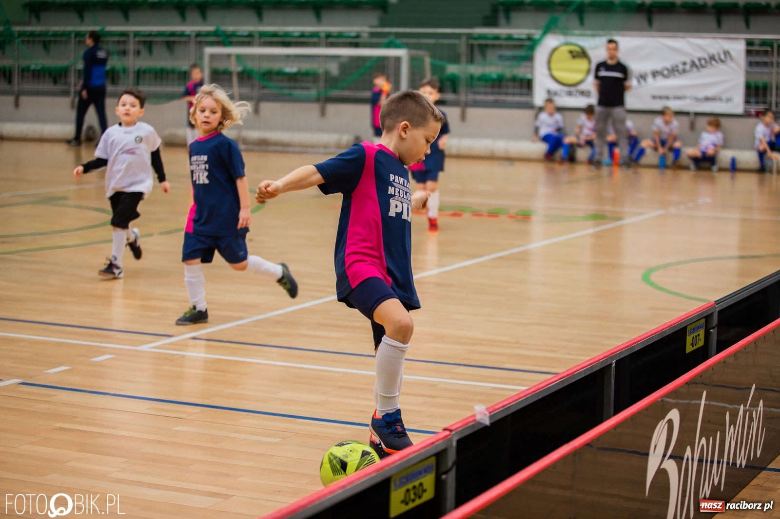 Zdjęcie w galerii na portalu naszraciborz.pl: Mikołajkowy Turniej Piłkarski dla dzieci w Arenie Rafako wiadomości z regionu