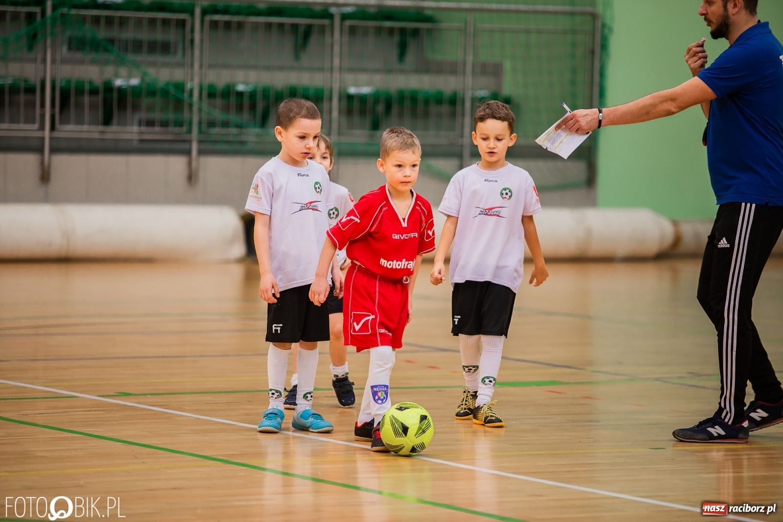 Zdjęcie w galerii na portalu naszraciborz.pl: Mikołajkowy Turniej Piłkarski dla dzieci w Arenie Rafako wiadomości z regionu