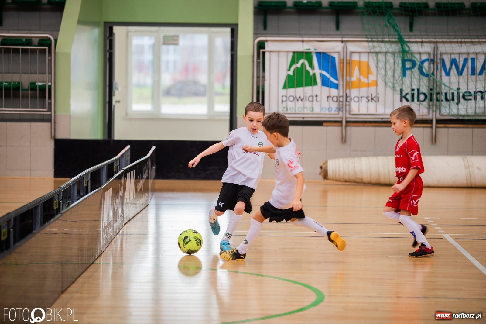 Zdjęcie w galerii na portalu naszraciborz.pl: Mikołajkowy Turniej Piłkarski dla dzieci w Arenie Rafako wiadomości z regionu