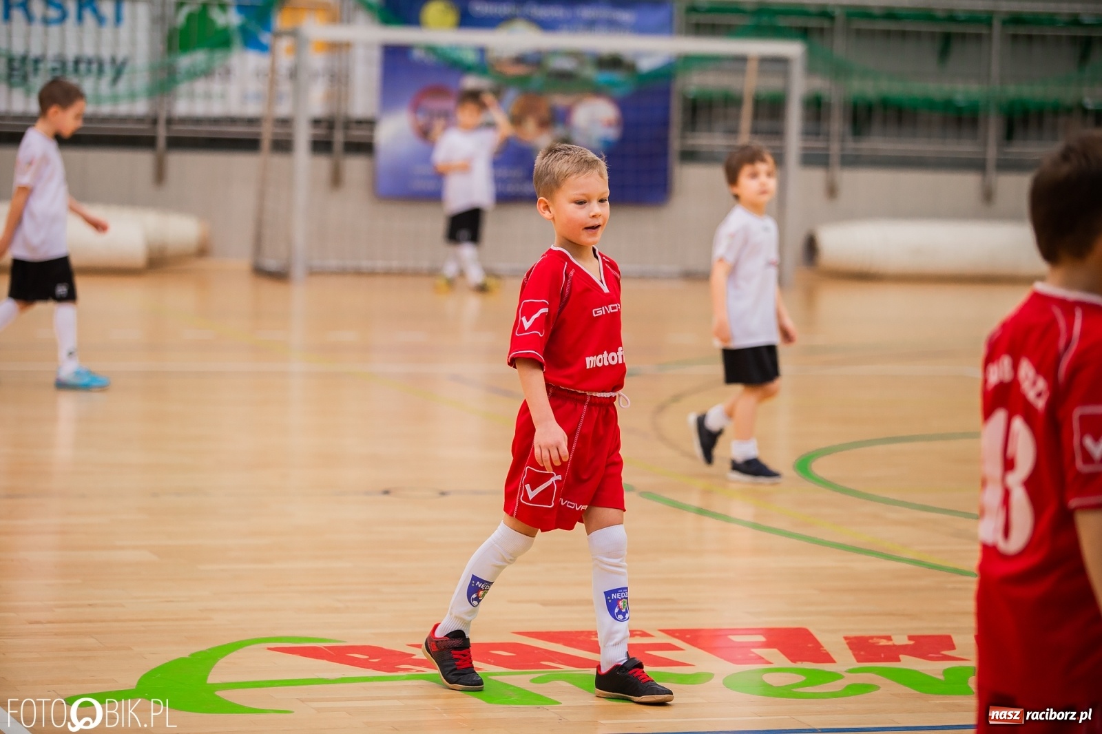 Zdjęcie w galerii na portalu naszraciborz.pl: Mikołajkowy Turniej Piłkarski dla dzieci w Arenie Rafako wiadomości z regionu