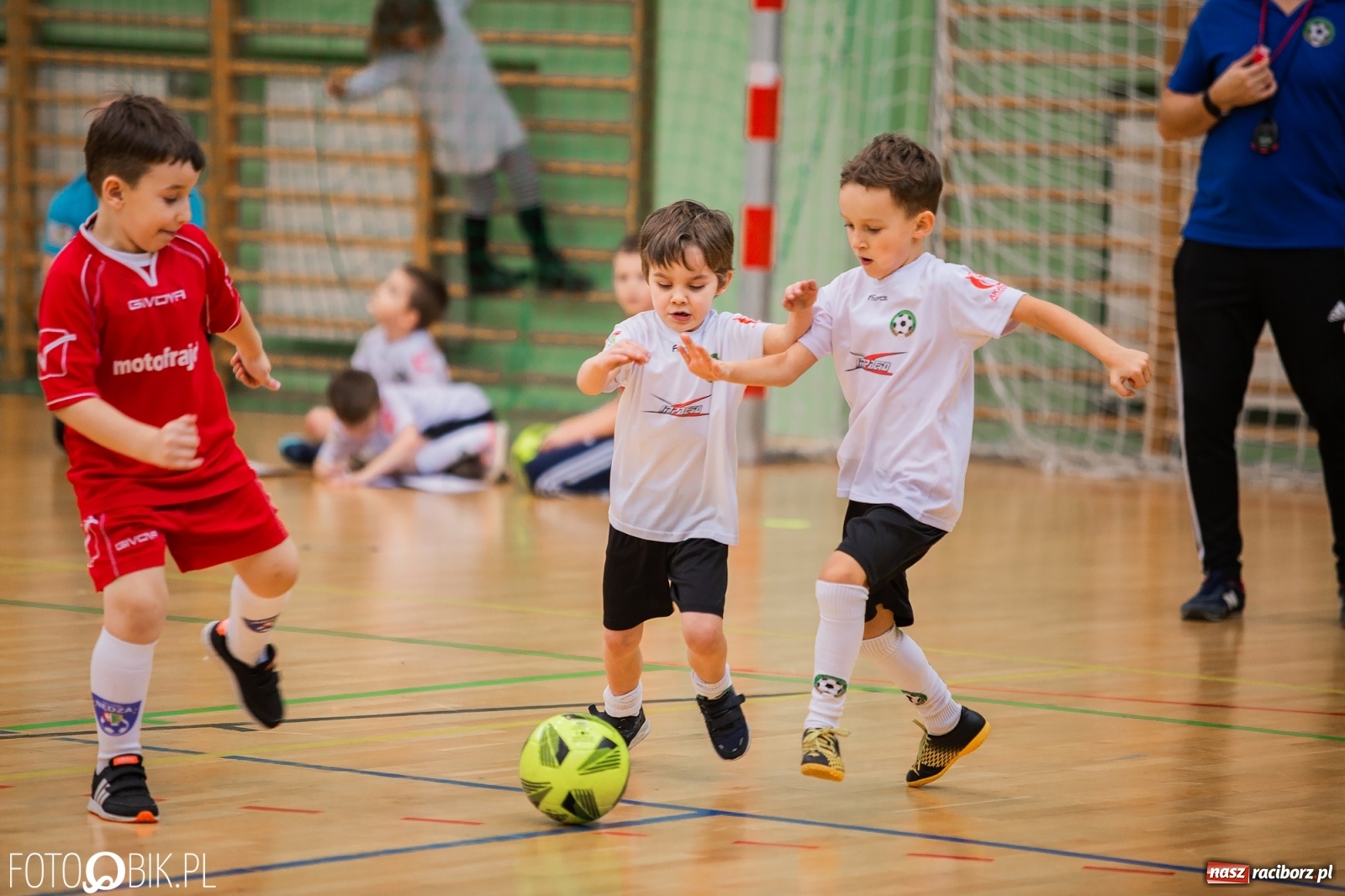 Zdjęcie w galerii na portalu naszraciborz.pl: Mikołajkowy Turniej Piłkarski dla dzieci w Arenie Rafako wiadomości z regionu
