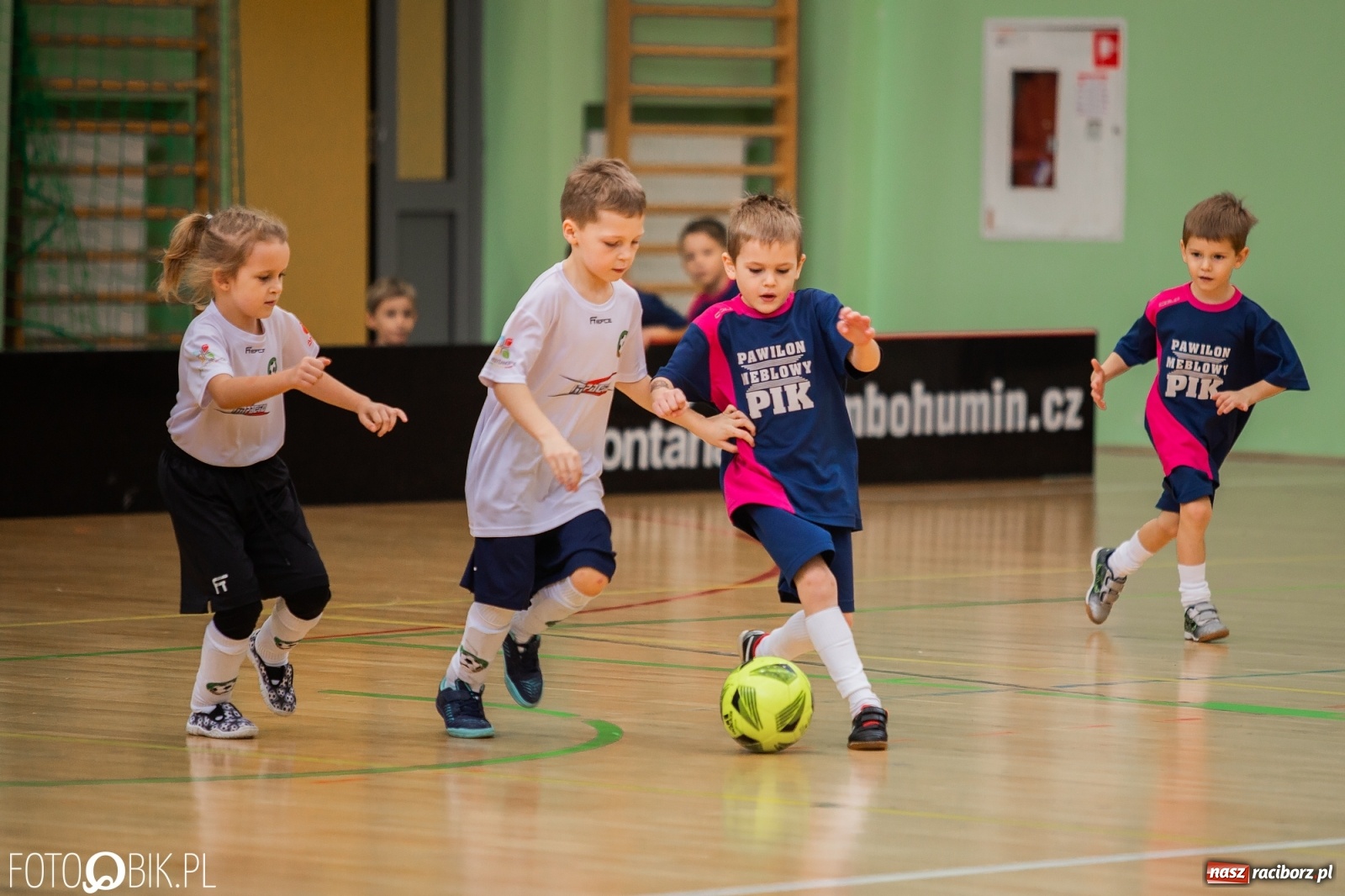 Zdjęcie w galerii na portalu naszraciborz.pl: Mikołajkowy Turniej Piłkarski dla dzieci w Arenie Rafako wiadomości z regionu