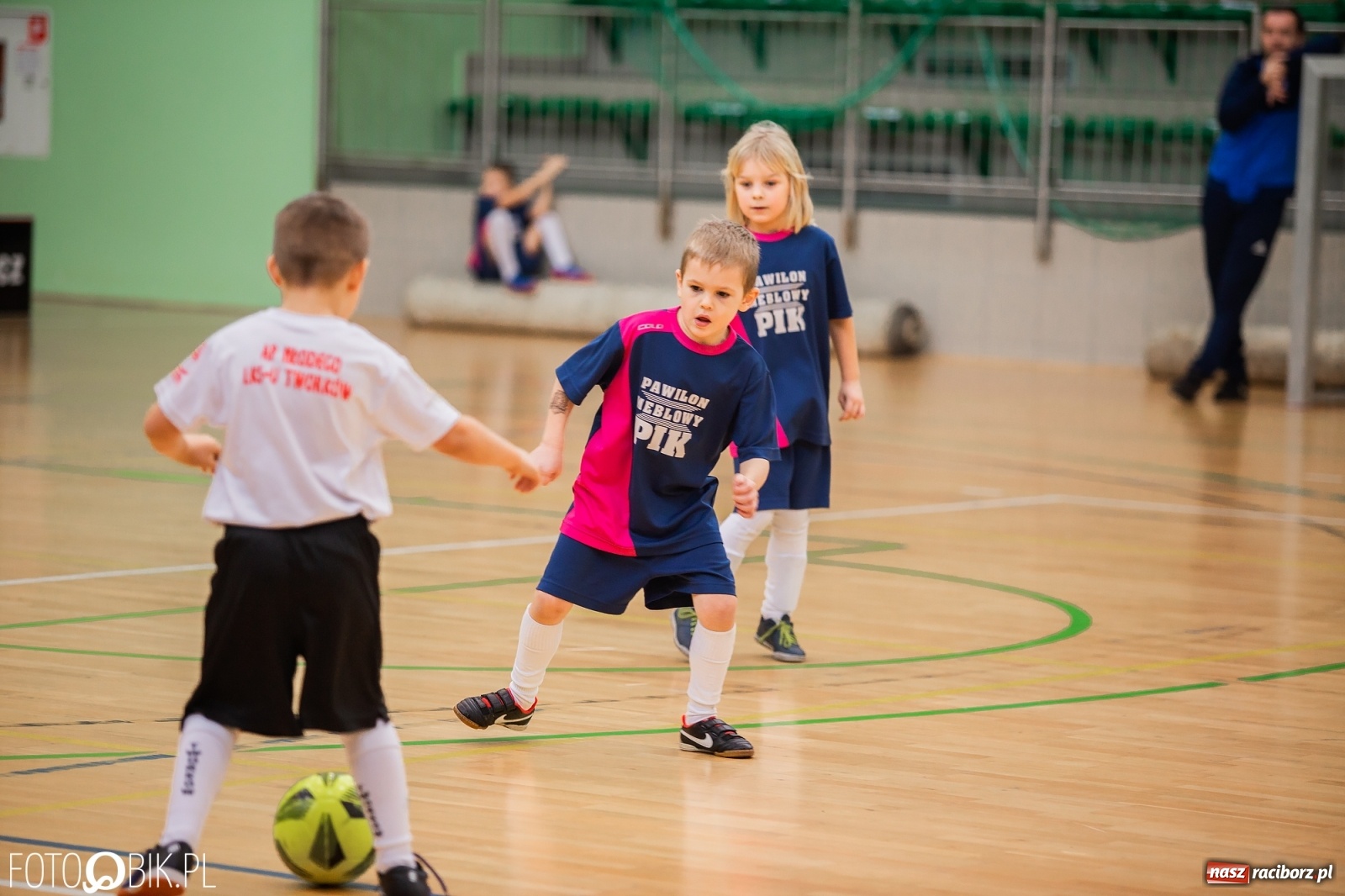 Zdjęcie w galerii na portalu naszraciborz.pl: Mikołajkowy Turniej Piłkarski dla dzieci w Arenie Rafako wiadomości z regionu