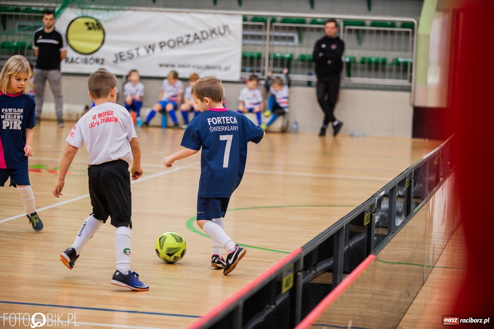 Zdjęcie w galerii na portalu naszraciborz.pl: Mikołajkowy Turniej Piłkarski dla dzieci w Arenie Rafako wiadomości z regionu