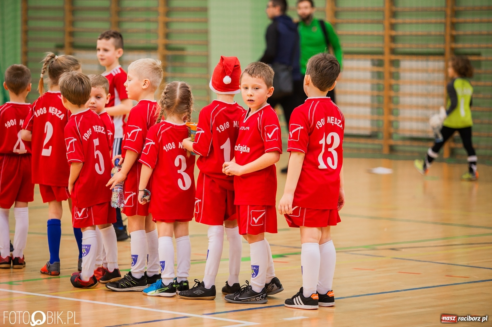 Zdjęcie w galerii na portalu naszraciborz.pl: Mikołajkowy Turniej Piłkarski dla dzieci w Arenie Rafako wiadomości z regionu