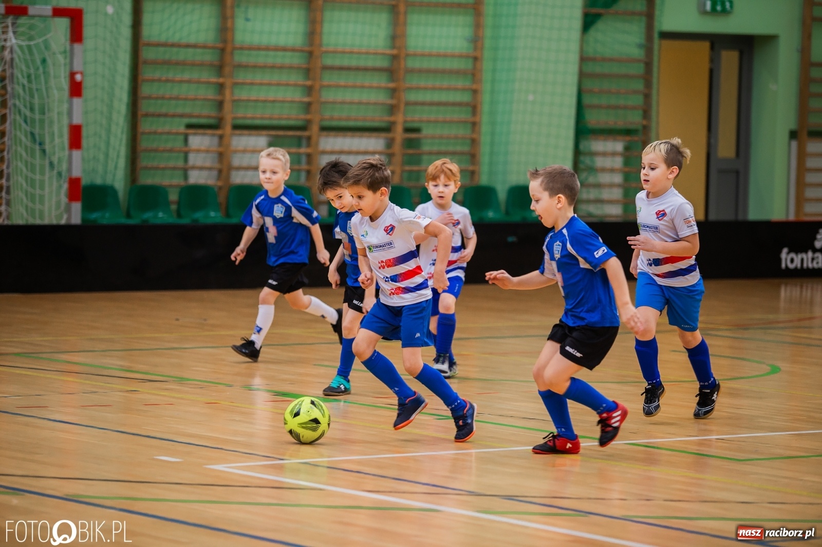 Zdjęcie w galerii na portalu naszraciborz.pl: Mikołajkowy Turniej Piłkarski dla dzieci w Arenie Rafako wiadomości z regionu