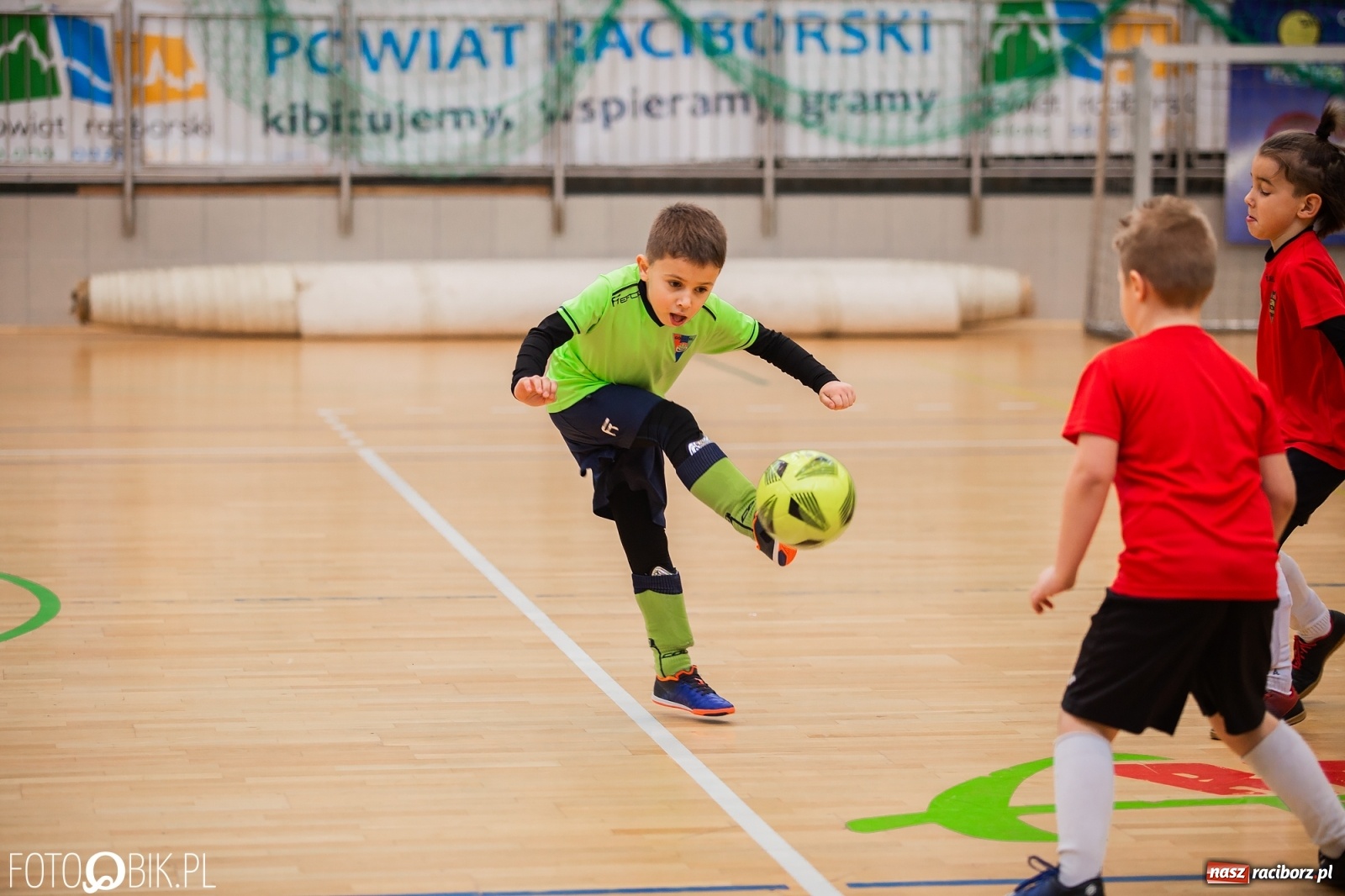Zdjęcie w galerii na portalu naszraciborz.pl: Mikołajkowy Turniej Piłkarski dla dzieci w Arenie Rafako wiadomości z regionu