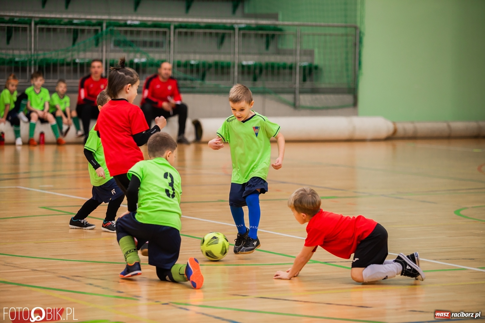 Zdjęcie w galerii na portalu naszraciborz.pl: Mikołajkowy Turniej Piłkarski dla dzieci w Arenie Rafako wiadomości z regionu