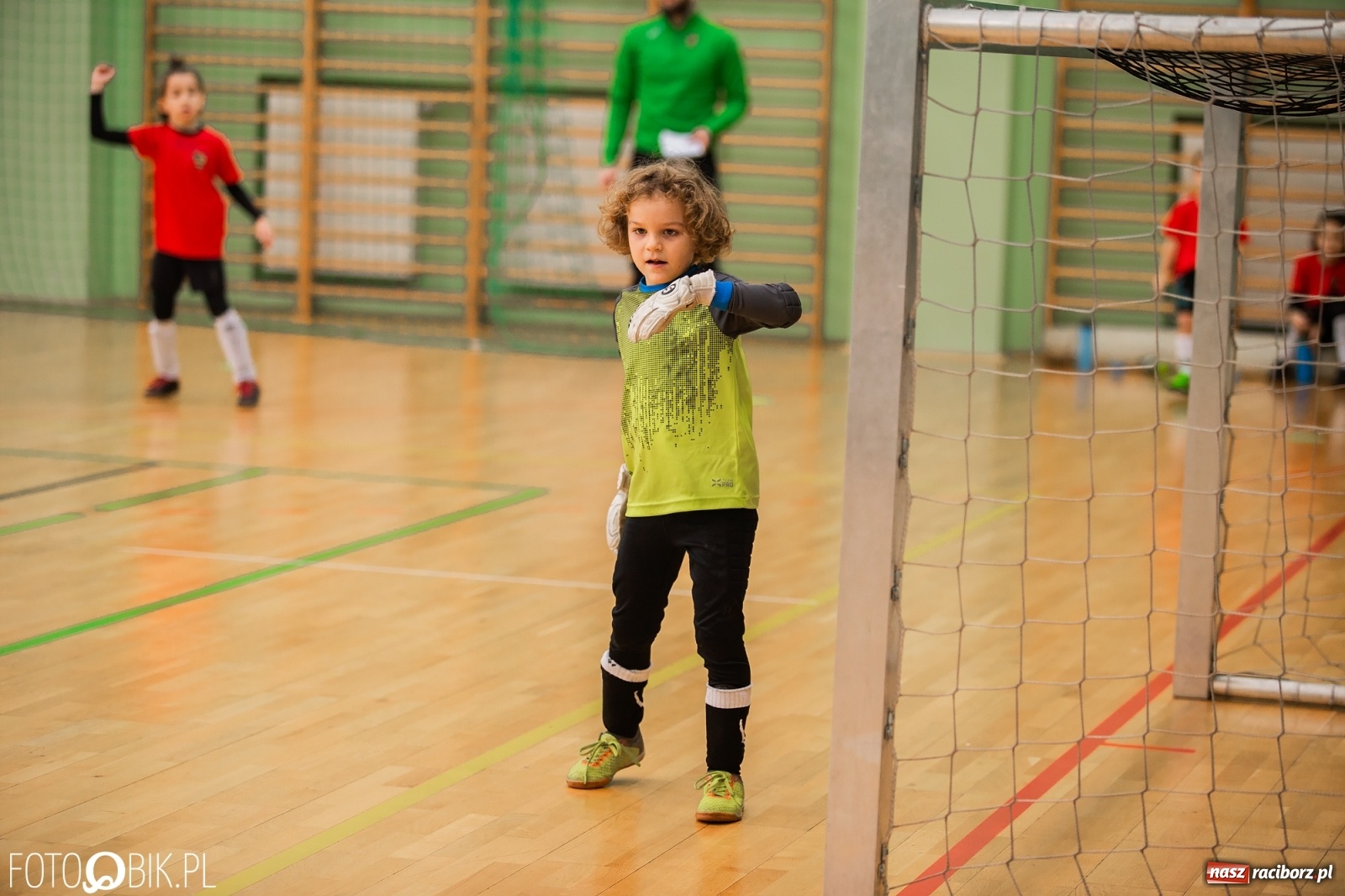 Zdjęcie w galerii na portalu naszraciborz.pl: Mikołajkowy Turniej Piłkarski dla dzieci w Arenie Rafako wiadomości z regionu