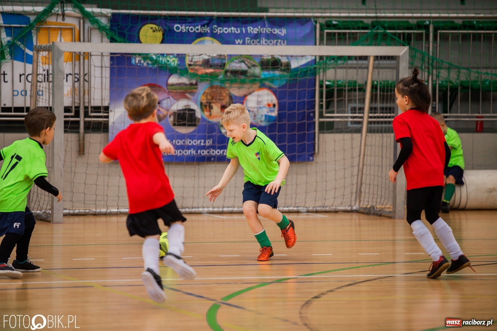 Zdjęcie w galerii na portalu naszraciborz.pl: Mikołajkowy Turniej Piłkarski dla dzieci w Arenie Rafako wiadomości z regionu