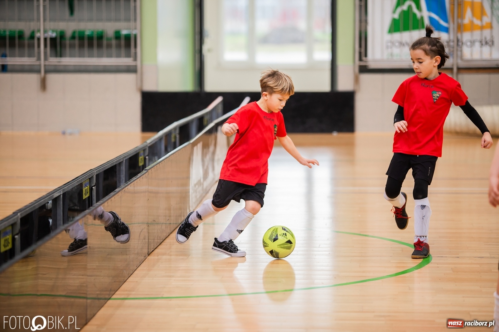 Zdjęcie w galerii na portalu naszraciborz.pl: Mikołajkowy Turniej Piłkarski dla dzieci w Arenie Rafako wiadomości z regionu